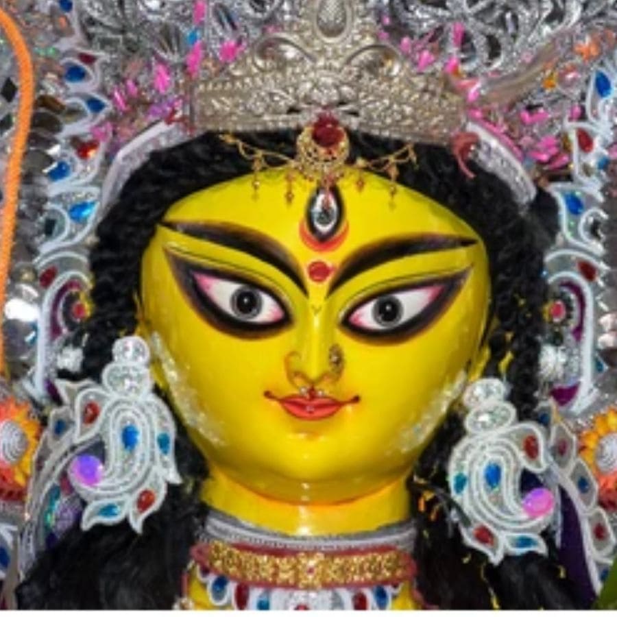 ৬। তৃতীয় নয়ন অগ্নির প্রতীক— যা জ্ঞান, প্রজ্ঞা ও চেতনার আলোকবর্তিকা।