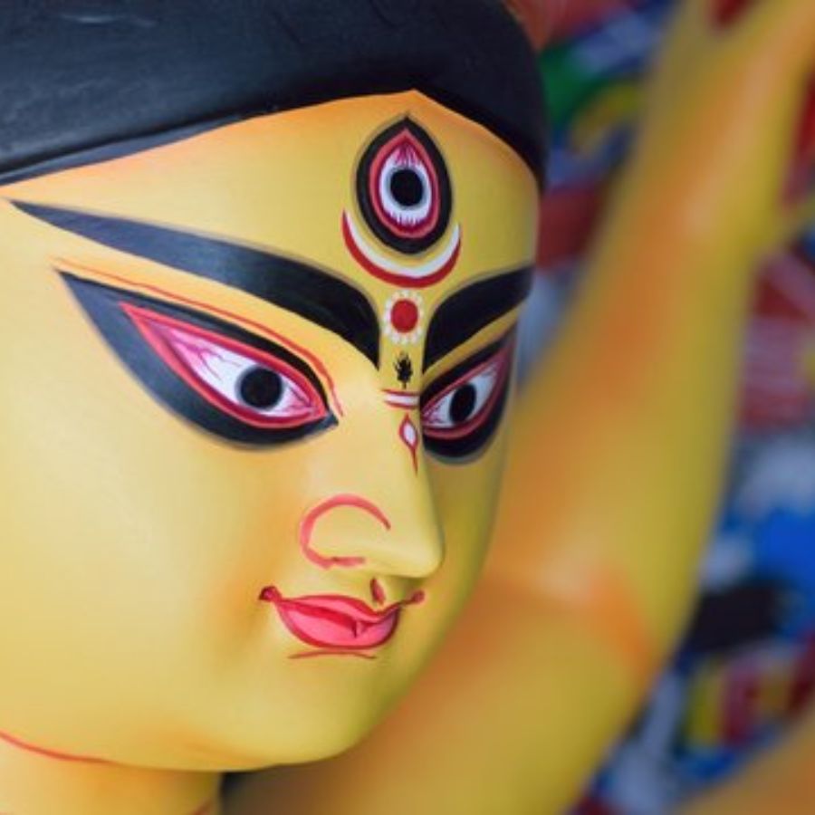 ৩। মহাদেবের তৃতীয় নয়ন যেমন জ্ঞানের প্রতীক, দেবীর ত্রিনয়ন বহু প্রতীকের বাহক। কাঞ্চনবর্ণা, ত্রিলোচনা-রূপিণী দেবী দুর্গার নয়নে লুকিয়ে আছে গভীর তত্ত্ব।