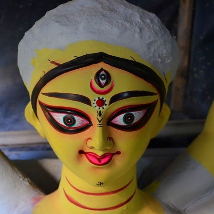 ৭। শিবতত্ত্বে এই তৃতীয় নয়নকে বলা হয়েছে মনের উচ্চ ভাব ও শুদ্ধতার প্রকাশ। মহাদেবের ধ্যানভঙ্গ হলে তিনি তৃতীয় নয়ন উন্মিলিত করে দগ্ধ করেছিলেন কামদেবকে। অর্থাৎ, বাসনার দহন ও জ্ঞানপ্রাপ্তির পথই এই নয়নের মাধ্যমে সুগম।