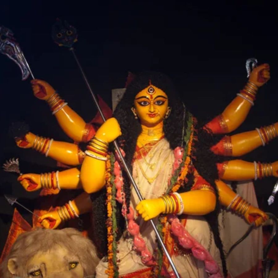 ৮। শ্রী দুর্গা সপ্তসতীর চণ্ডী মন্ত্রে লেখা আছে, ‘সর্ব মঙ্গল মঙ্গল্যে, শিবে সর্বার্থ সাধিকে, শরণ্যে ত্রম্বকে গৌরী নারায়ণী নমস্তুতে।’ এখানে দেবীকে সম্বোধন করা হয়েছে শিবাংশ রূপে, যিনি সর্বশ্রেষ্ঠ মঙ্গলময়ী।