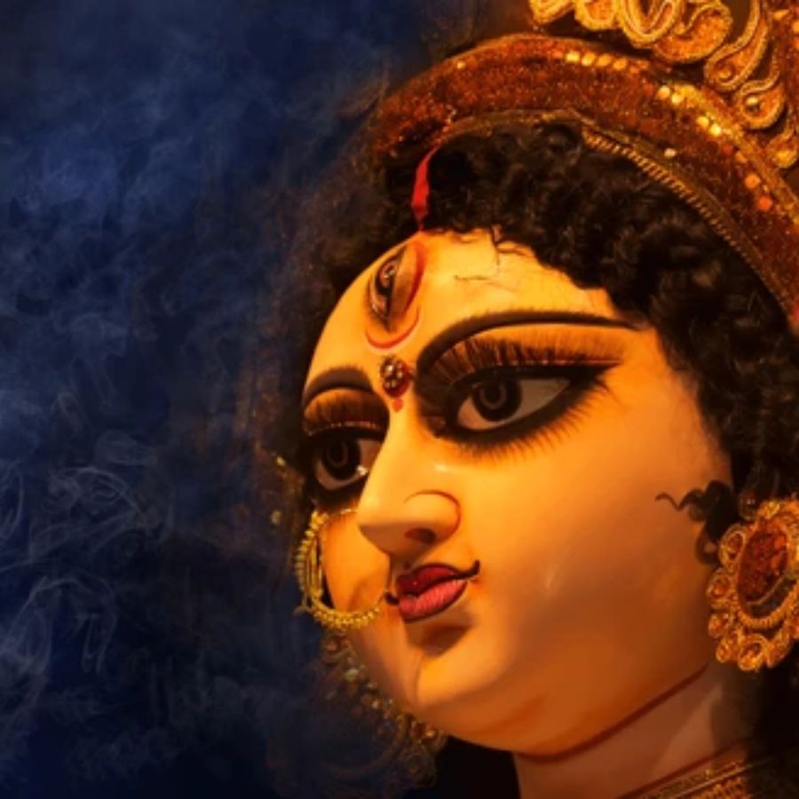 ১০। মায়ের ত্রিনেত্র কেবল দেবত্ব নয়, মানুষের আত্মার জাগরণকেও চিহ্নিত করে। মনের ইচ্ছে, কর্মের সাধনা আর জ্ঞানের আলোক— এই তিনের মেলবন্ধনই জীবনের সম্পূর্ণতা।