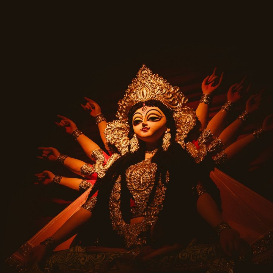 ১১। তাই দুর্গাপুজো শুধু দেবীর আগমনী উৎসবই নয়, তাঁর নয়নের গভীর অর্থও স্মরণ করায়— জীবনের প্রতিটি অন্ধকারকে আলোকিত করার শক্তি লুকিয়ে আছে জ্ঞানের আগুনে।   (এই প্রতিবেদনটি ‘আনন্দ উৎসব’ ফিচারের একটি অংশ)।