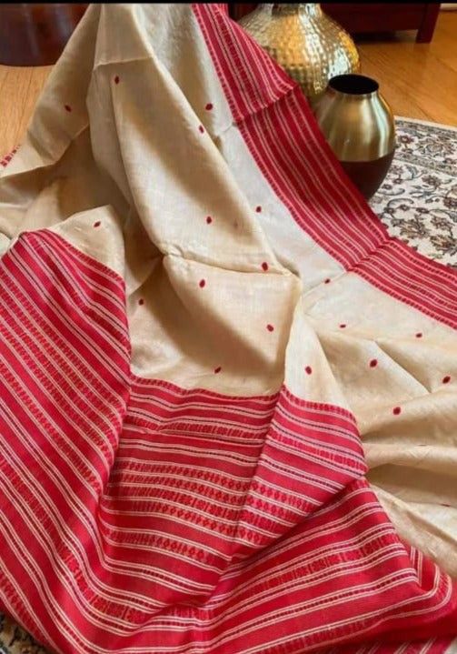 ঠাকুমা ও মায়ের জন্য পোশাক: মা বা ঠাকুমার জন্য হ্যান্ডলুম, তসর বা সিল্কের শাড়ি হতে পারে সবচেয়ে ভাল উপহার। বয়স বাড়লে উজ্জ্বল রং এড়িয়ে হালকা বা প্যাস্টেল শেডের শাড়ি বেছে নেওয়া ভাল। তাঁতের শাড়িও খুব আরামদায়ক এবং মানানসই।