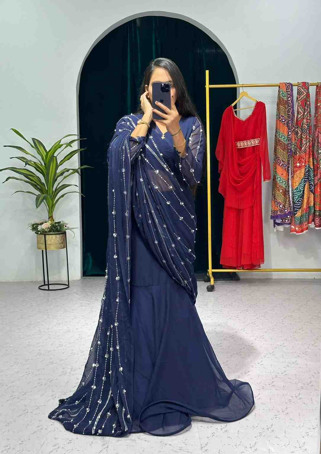 কাকিমা ও মাসিমার জন্য পোশাক: জর্জেট বা সিল্কের শাড়ি তাঁদের দারুণ মানাবে। যদি শাড়ি পরতে স্বচ্ছন্দ না হন, তা হলে কুর্তি-পালাজো সেট বা লেহঙ্গা শাড়ি উপহার দেওয়া যেতে পারে। হালকা কাজ করা বেনারসী বা কাঞ্জিভরম শাড়িও পুজোর উপহার হিসেবে খুব জনপ্রিয়।