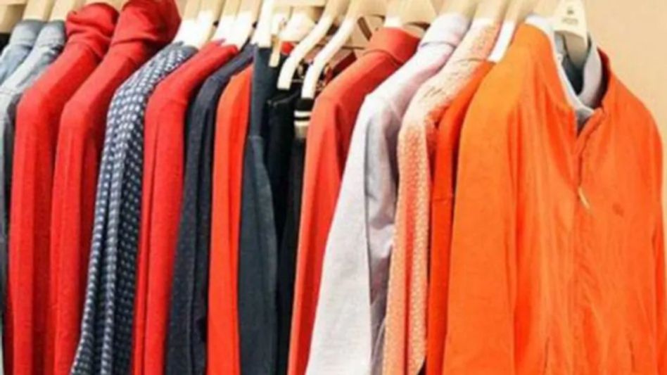 পোশাকের রং: পুজোর জন্য লাল, হলুদ, কমলা, গোলাপি, সোনালির মতো উজ্জ্বল রং বেশ প্রচলিত। তবে হালকা নীল, পিচ, মিন্ট গ্রিন বা ল্যাভেন্ডারের মতো প্যাস্টেল শেডগুলিও ইদানীং খুব জনপ্রিয়। প্রতিটি বয়সের মানুষের রুচি অনুযায়ী রঙের পছন্দ ভিন্ন হয়।