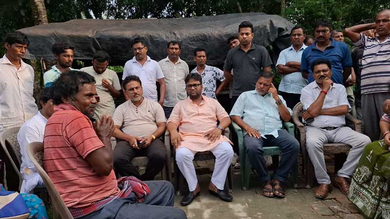 বাসন্তীতে সৌমেন মণ্ডলের পরিবারের সঙ্গে তৃণমূলের প্রতিনিধি দল। বৃহস্পতিবার বিকেলে। 