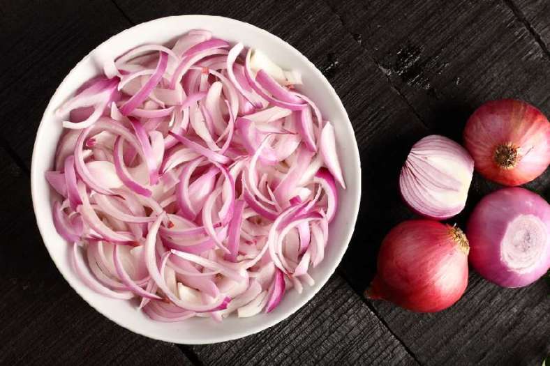 মশলা কষানো: আলু ভাজা হয়ে গেলে ওই তেলেই পেঁয়াজ কুচি দিয়ে নরম হওয়া পর্যন্ত ভাজুন। এর পর আদা-রসুন বাটা দিয়ে এক মিনিট নেড়ে নিন। এ বার টমেটো বাটা যোগ করে তেল ছাড়া পর্যন্ত কষাতে থাকুন।