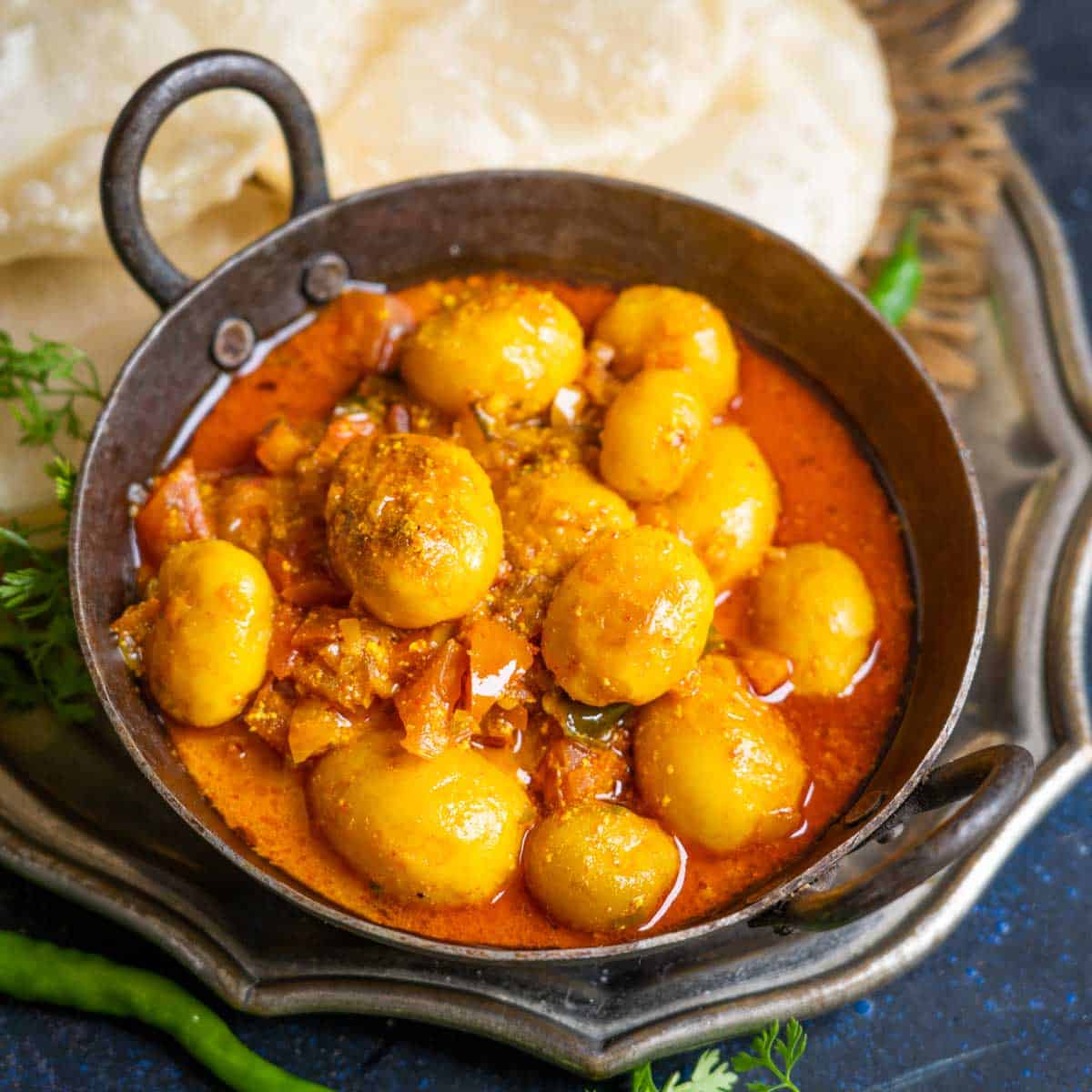 পরিবেশন: গরম গরম চিজি আলুর দম একটি সুন্দর পাত্রে ঢেলে নিন। উপরে স্লাইসড চিজ ও সামান্য ফ্রেশ ক্রিম দিয়ে সাজিয়ে দিন। লুচি, পরোটা বা পোলাওয়ের সঙ্গে পরিবেশন করুন। দুর্গাপুজোর স্পেশাল মেনুতে এই পদটি চমক সৃষ্টি করবেই।  (এই প্রতিবেদনটি ‘আনন্দ উৎসব’ ফিচারের একটি অংশ)।