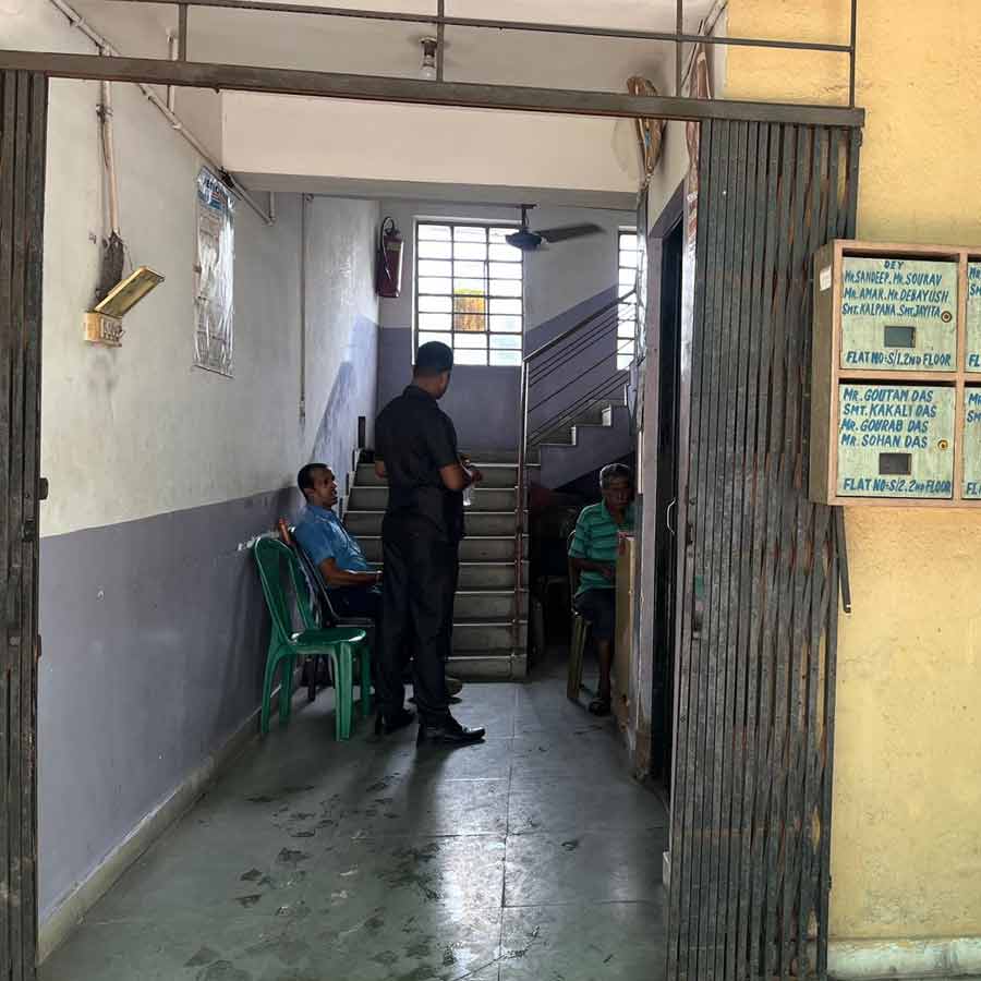 শুক্রবার দুপুরে অতীন ঘোষের বাড়িতে সিবিআই।