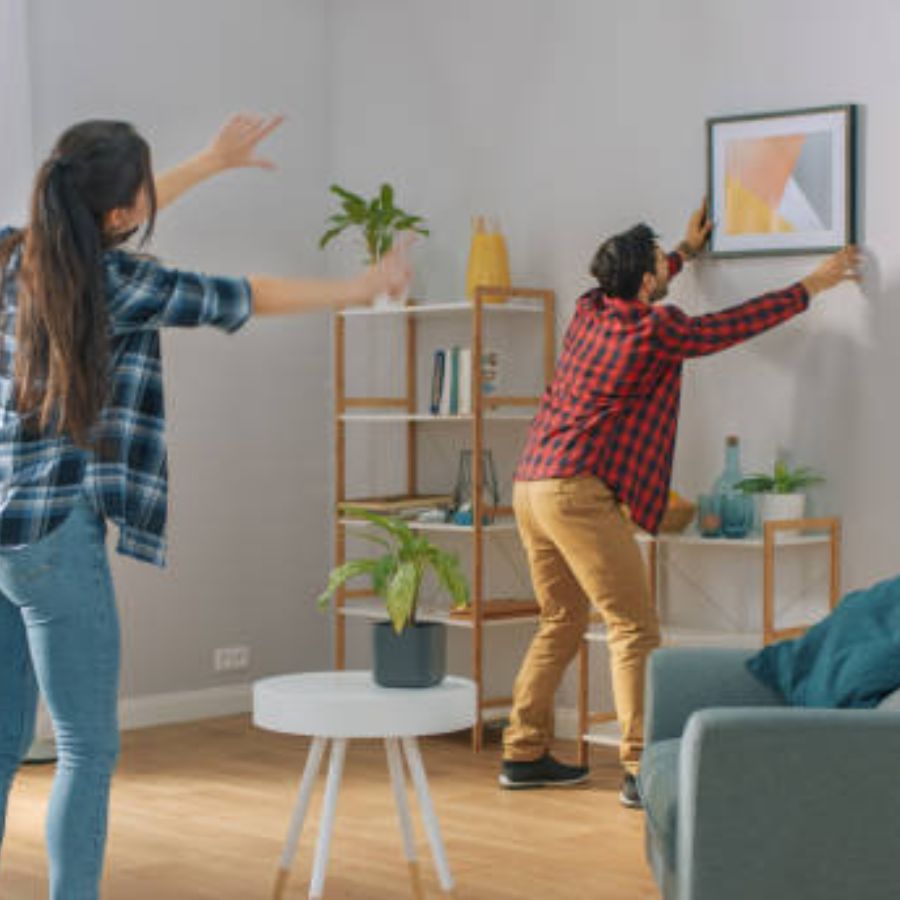 কিন্তু অজান্তেই ঘর সাজাতে গিয়ে সংসারে বিপদ ডাকছেন না তো? ভুল করেও দেওয়ালে এই সমস্ত জিনিস রাখবেন না।   দেওয়ালে যুদ্ধের ছবি লাগাবেন না। এতে নেতিবাচক শক্তি বৃদ্ধি পায় সংসারে। 