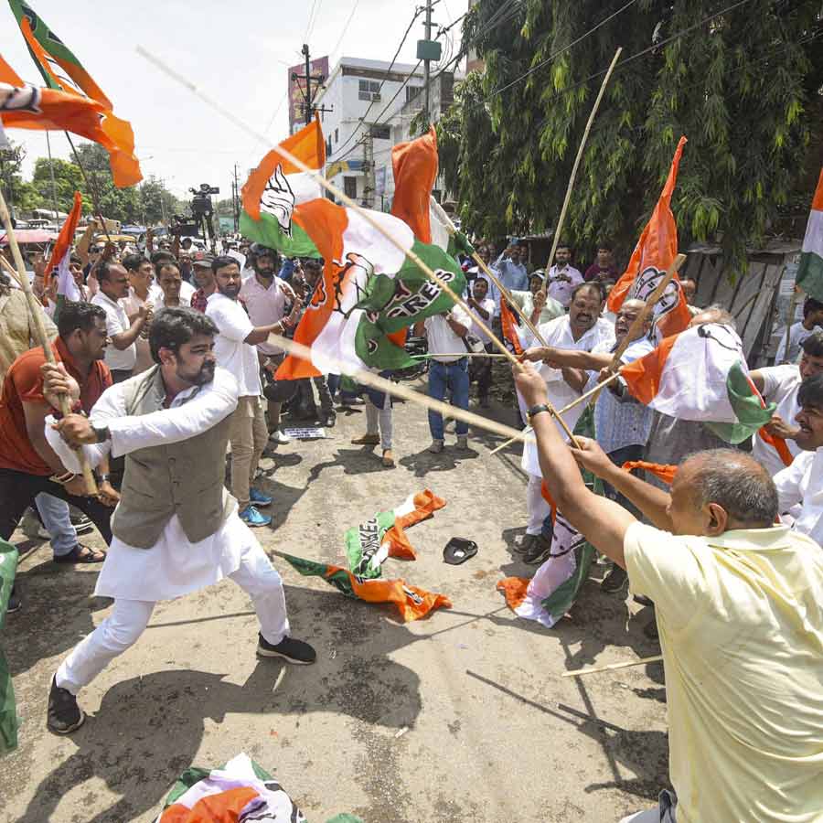 Congress, BJP workers get into street fight in Patna over objectionable remarks against PM Narendra Modi dgtl