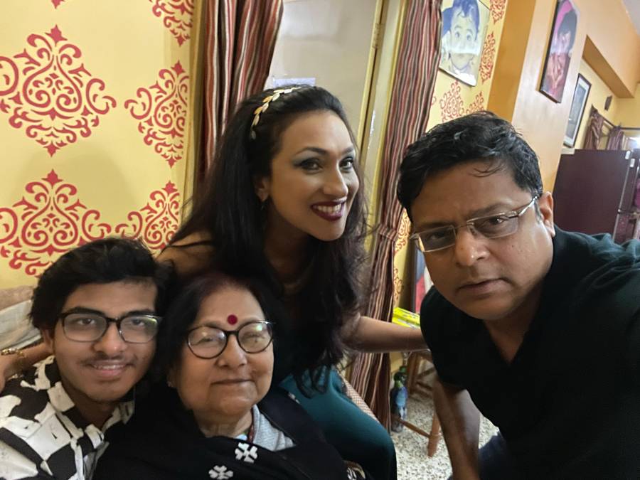 মা, ছেলে অঙ্কন, স্বামী সঞ্জয় চক্রবর্তীর সঙ্গে ঋতুপর্ণা সেনগুপ্ত।