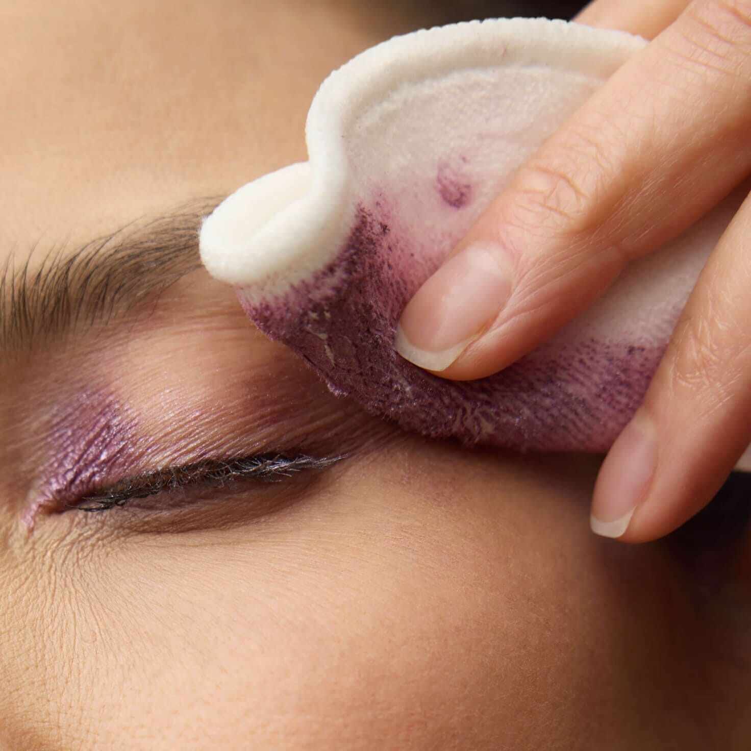 মেকআপ তোলার নিয়ম:   রাত করে বাড়ি ফেরার পরে মেকআপ না তুলে ঘুমিয়ে পড়া সবচেয়ে বড় ভুল। মেকআপ ত্বকে ব্রণ ও ব্ল্যাকহেডস তৈরি করতে পারে। তাই মাইসেলার ওয়াটার বা অয়েল-ফ্রি মেকআপ রিমুভার দিয়ে ভাল করে মেকআপ তুলে ফেলুন।