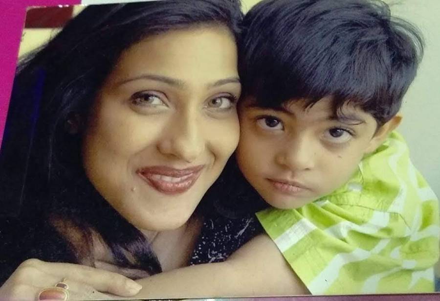 মা ঋতুপর্ণাকে জড়িয়ে শিশু অঙ্কন।