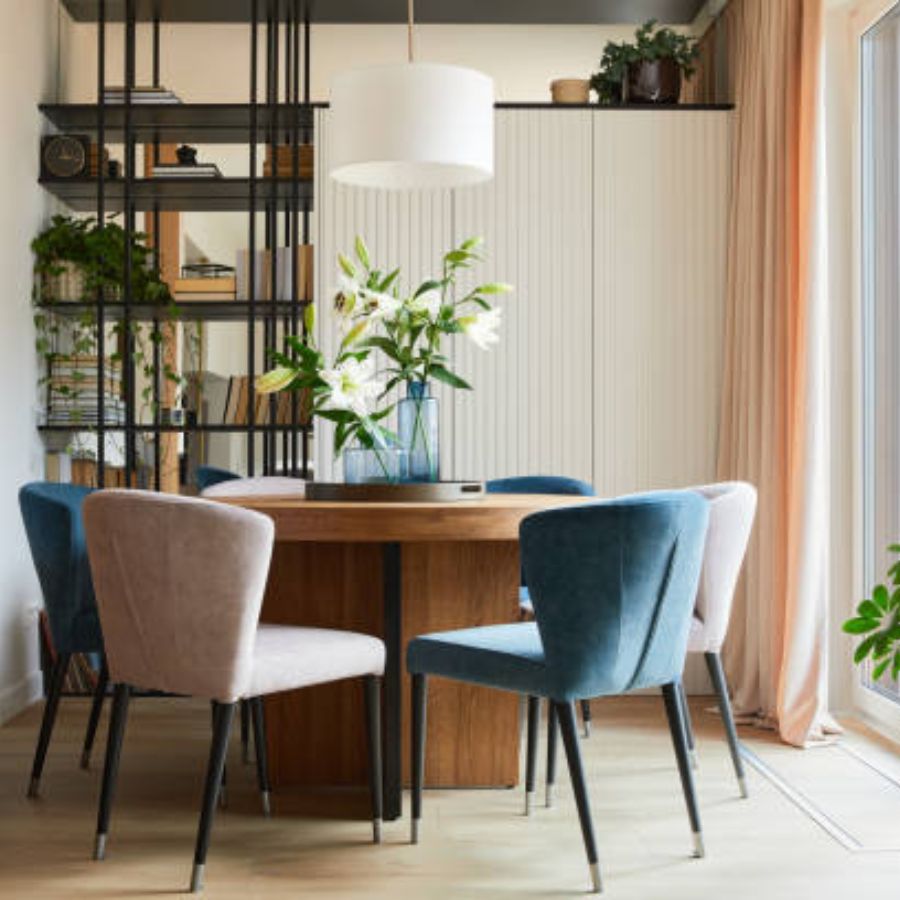 ডাইনিং টেবিলের পাশের দেওয়ালে আয়না না লাগানোই ভাল। বর্তমান সময়ে অনেকেই ‘মিরর টাইলস’ ব্যবহার করেন বসার ঘরে। সেক্ষেত্রে ডাইনিং টেবিলের পাশের দেওয়ালকে বাদ রাখাই বুদ্ধিমানের কাজ। 