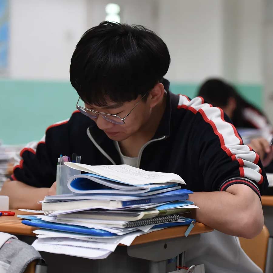 Donald Trump not allowing to issue student visa for 6 lakh Chinese, White House clarifies amid a huge backlash 