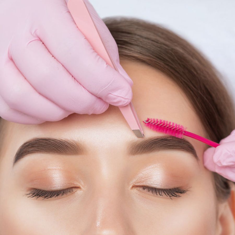 সুন্দর একজোড়া ভ্রু আপনার মুখমণ্ডলে এনে দিতে পারে অনন্য এক আবেদন। এটি আপনার চোখের আকার ও সৌন্দর্য ভাল ভাবে ফুটিয়ে তোলে। তাই ভ্রু-এর সঠিক আকার বেছে নেওয়া জরুরি, কারণ এটি আপনার মুখের গঠনকে আরও আকর্ষণীয় করে তোলে। কিন্তু কোন মুখে মানাবে কেমন ভ্রু?