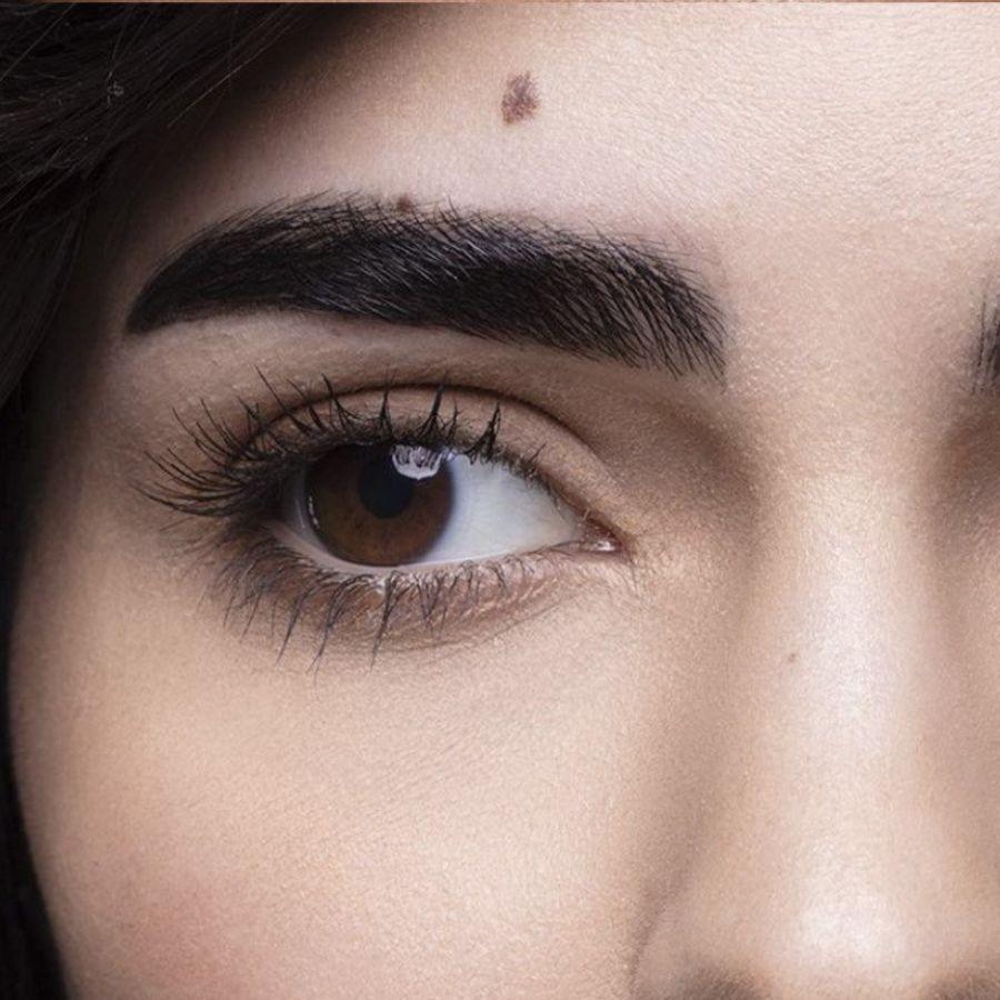 লম্বা মুখ: লম্বা মুখের জন্য ফ্ল্যাট আইব্রো সবচেয়ে মানানসই। এই ধরনের ভ্রু মুখের দৈর্ঘ্যকে কিছুটা ছোট দেখাতে সাহায্য করে। এটি মুখের অনুপাতকে আরও ভারসাম্যপূর্ণ করে তোলে। কোনও উঁচু আর্চ না থাকায় মুখ চওড়া দেখায়। 