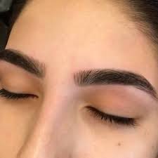 ডায়মন্ড শেপ মুখ: হিরের আকারে মুখের গঠন? আপনার জন্য তবে নরম এবং সামান্য আর্চ-যুক্ত আইব্রো উপযুক্ত। এই ধরনের ভ্রু মুখের কোণগুলিকে নরম করতে সাহায্য করে এবং চোয়ালের হাড়কে কম তীক্ষ্ণ দেখায়। সামান্য বাঁকানো আইব্রো মুখের অনুপাতকে ঠিক রাখে। 