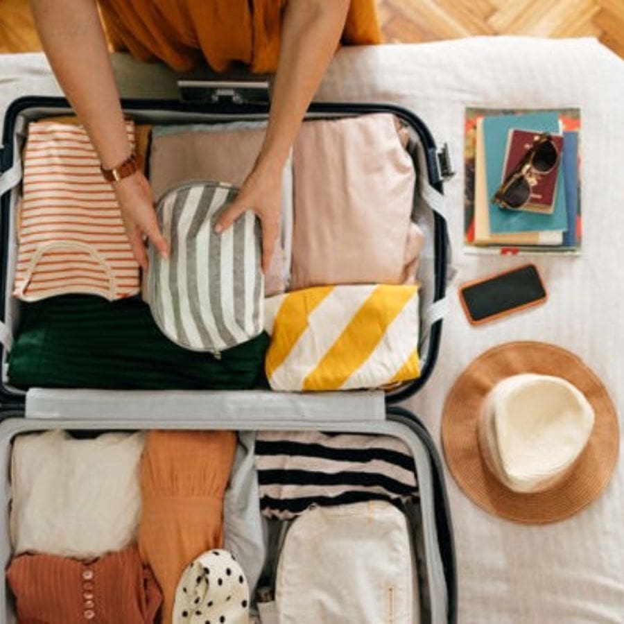 ১. হালকা ব্যাগ, ভরসা বাড়তি আরামেই অতিরিক্ত মালপত্র টেনে নিয়ে যাওয়ার দরকার নেই। ছোট ট্রলি বা ব্যাকপ্যাক, সঙ্গে প্রয়োজনীয় কাপড় থাকলেই যাত্রা হবে নিশ্চিন্ত।