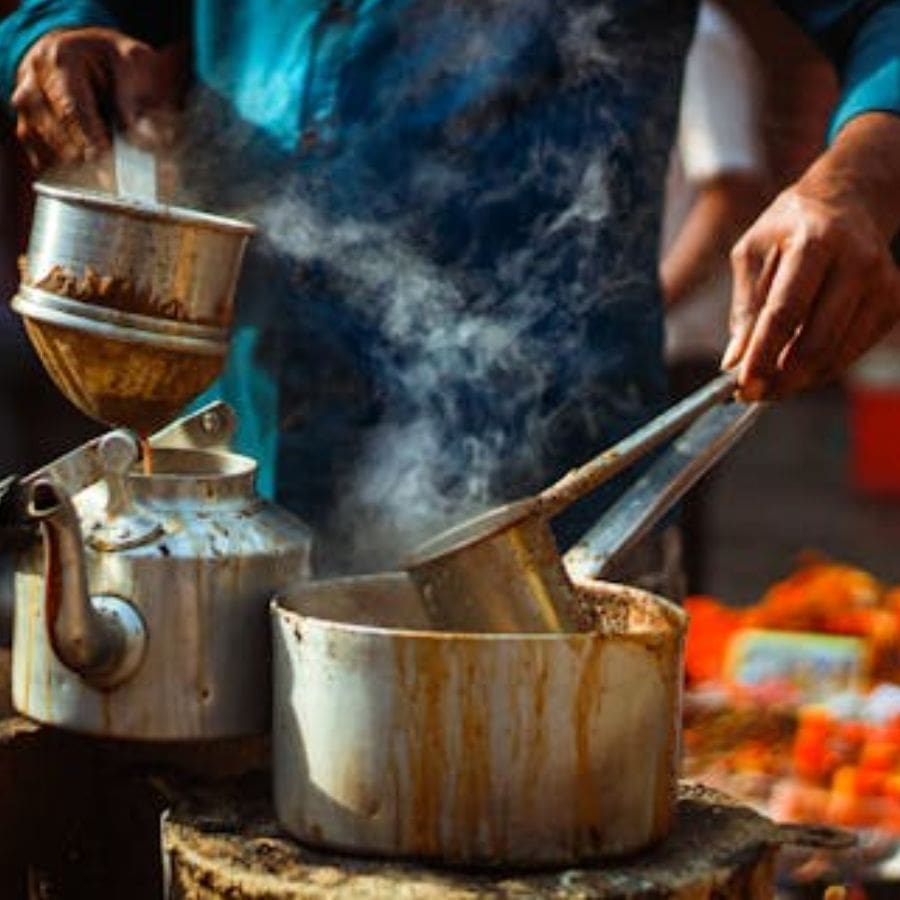 ২. প্ল্যাটফর্মের খাবার মানেই আলাদা স্বাদ ভ্রমণের মজা চা-চপে। রতলামের পকোড়া হোক বা বাংলার রসগোল্লা—স্টেশনের খাবারেই লুকিয়ে থাকে ট্রেন সফরের আসল স্বাদ।  