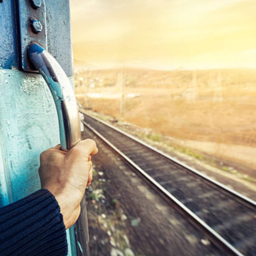 ৪. মোবাইল নয়, ট্র্যাকের শব্দই সুরেলা প্লেলিস্ট গান, ওটিটিতে ভরসা রাখতেই পারেন, তবে এক বার হেডফোন খুলে ট্র্যাকের ছন্দ শুনুন। নিঃশব্দতারও নিজস্ব গল্প আছে।