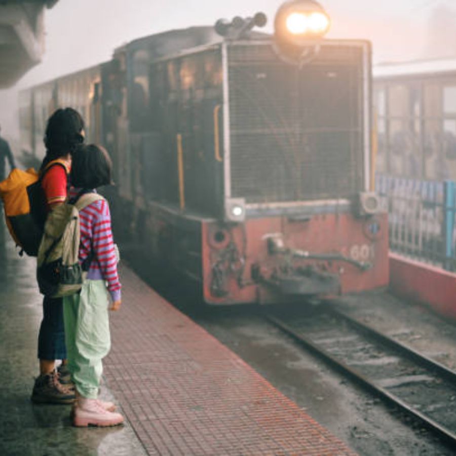 ৬. আরামদায়ক পোশাক, বুদ্ধিমান ভ্রমণ সুতির জামা, হালকা চটি, সঙ্গে একটা হালকা জ্যাকেট—যাত্রাপথে স্টাইল নয়, স্মার্টনেসই বড়।