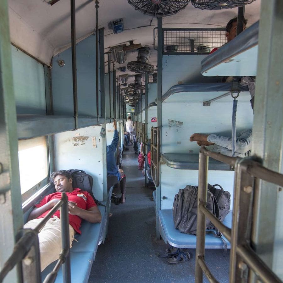 ৮. এক দিন স্লিপার ক্লাসে চড়েই দেখুন এসি-র আরাম ভাল, তবে স্লিপারের হইচই, হকারদের চিৎকার—“চা-চা” ডাক—এ সবেই লুকিয়ে থাকে আসল রেল নস্ট্যালজিয়া।