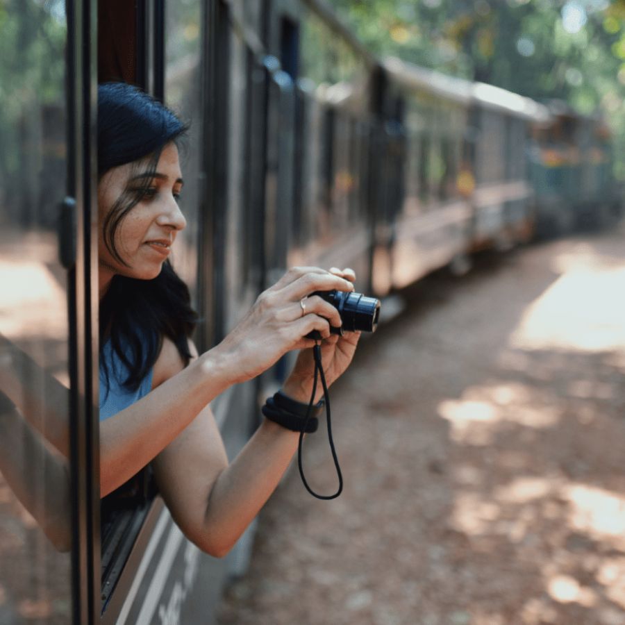 ৯. ছবি তুলুন, তবে মুহূর্তটাও বাঁচান মেঘলা বিকেল, ছোট্ট প্ল্যাটফর্মে চায়ের কাপের ভাপ—সবটাই ক্যামেরায় আটকানো যায় না, কিছু রাখুন শুধু মনে।  