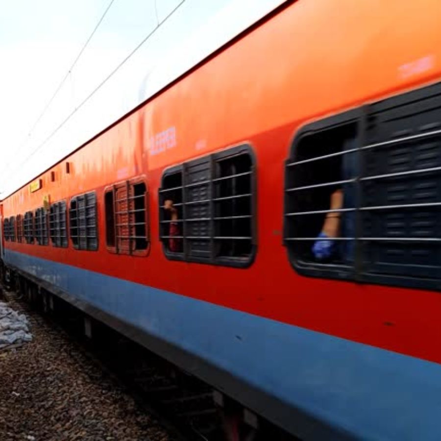 ১০. ধীর যাত্রার আস্বাদ নিন ট্রেন শেখায়—সব কিছু দৌড়ে পেতে হয় না। স্টেশনের হাওয়া, ট্রেনের দুলুনি, কিংবা রাতের আকাশ—সবই ধীরে সুস্থে উপভোগের জিনিস।  