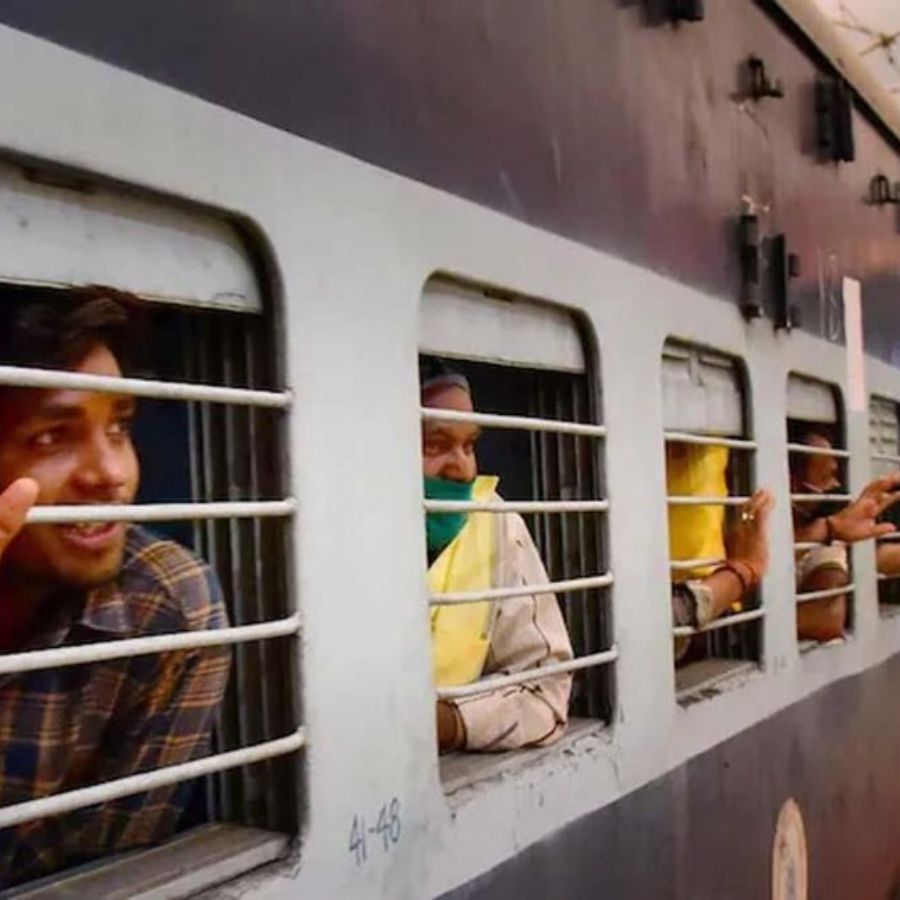 রেলপথে এই যাত্রাই পুজোর আসল ছুটি। কখনও ভাপ ওঠা চায়ের কাপে, কখনও জানলা দিয়ে হাওয়া খাওয়ার আনন্দে। প্রতিটি স্টেশনেই গল্প জমে থাকে, আর প্রতিটি যাত্রাই হয়ে ওঠে এক একটি উৎসব। (এই প্রতিবেদনটি ‘আনন্দ উৎসব’ ফিচারের একটি অংশ।)  