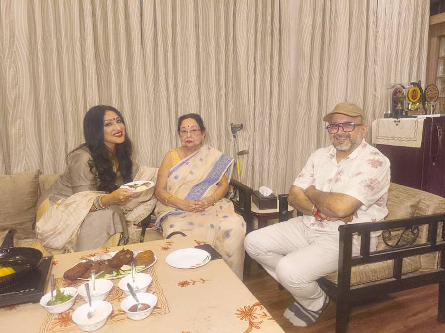 ঋতুপর্ণা সেনগুপ্তের বাড়িতে মাধবী মুখোপাধ্যায়, পরিচালক অনিলাভ চট্টোপাধ্যায়।