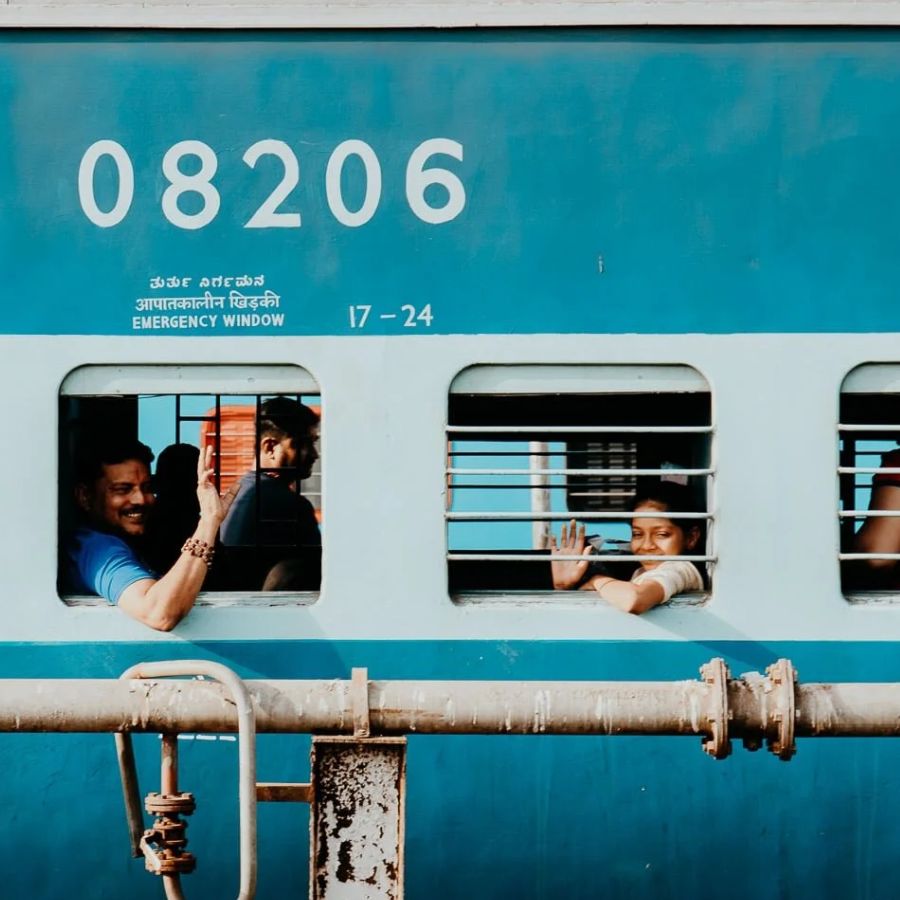 ৫. সহযাত্রী মানেই নতুন চরিত্র স্ন্যাক্স ভাগাভাগি, গল্পের আদান-প্রদান, হঠাৎ পাওয়া বন্ধুত্ব—ট্রেনে অপরিচিতরাও হয়ে ওঠেন সঙ্গী।