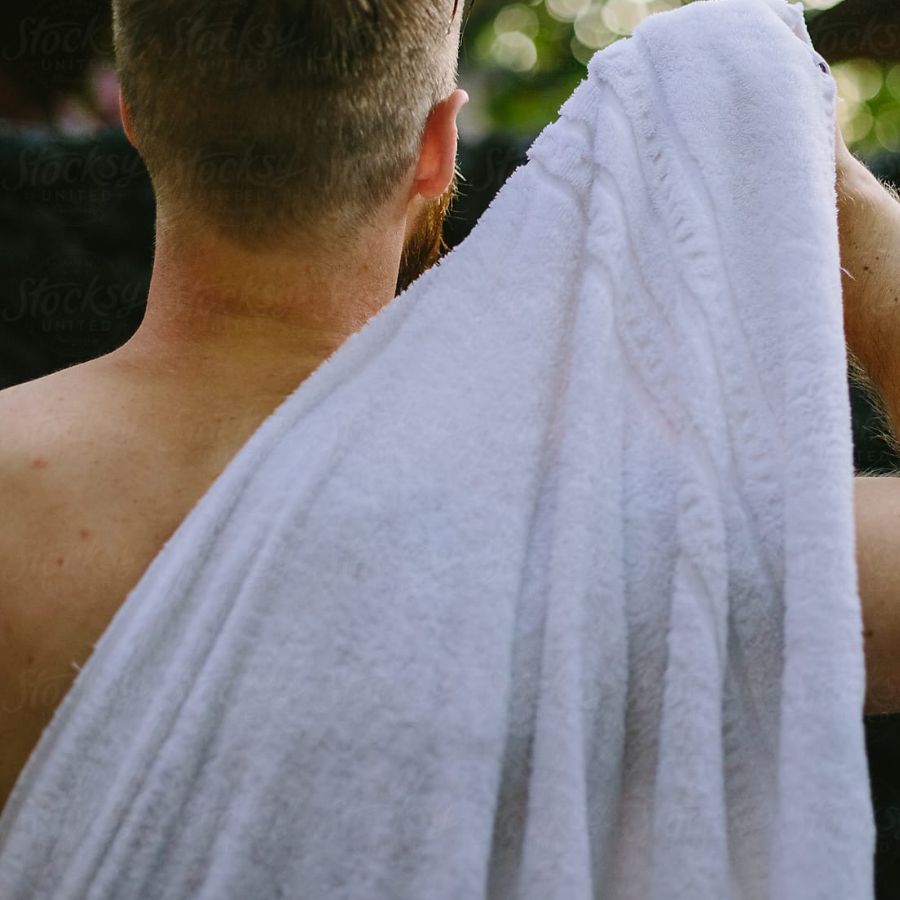 ৩। জানেন কি স্নানশেষে সর্বপ্রথম শরীরের কোন অঙ্গটি মুছতে হয়? উত্তর হল- শিরদাঁড়া। বলা হয়, এমনটা করলে নাকি দারিদ্র্য কাছে ঘেঁষতে পারে না। এ ছাড়াও নিজের স্নানের সামগ্রী পারলে আলাদা রাখুন। একে অপরেরটা ব্যবহার না করাই ভাল। 