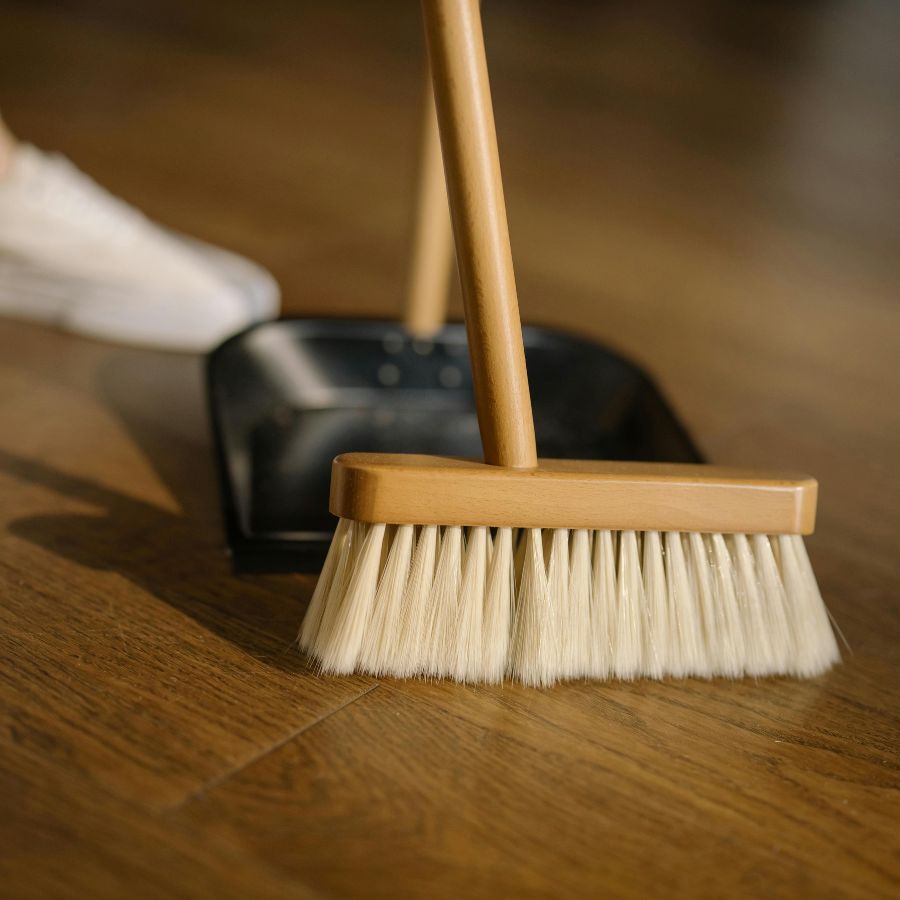 ৯। ঘর ঝাঁট দেওয়ার পরে ঝাঁটা কখনও চোখের সামনে রাখতে নেই। দারিদ্র্যের আর একটি লক্ষণ এটি। 