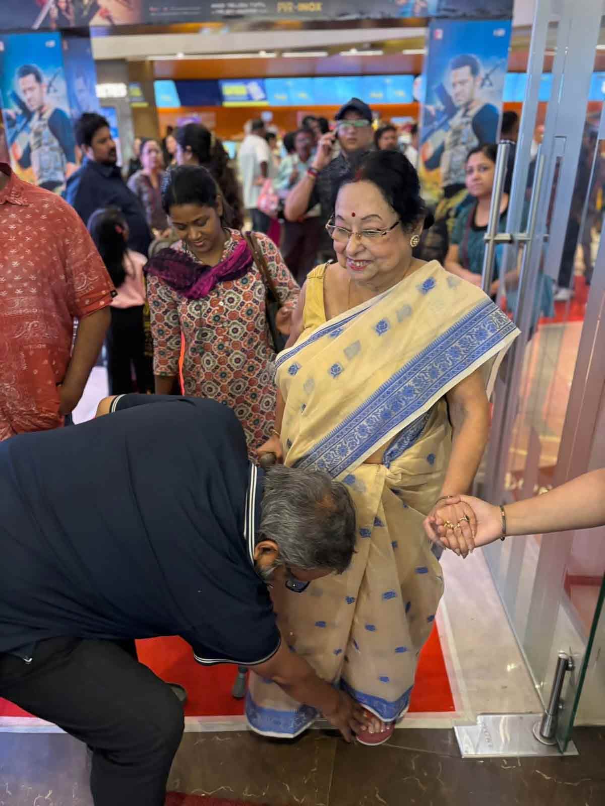 মাধবী মুখোপাধ্যায়কে প্রণাম করছেন কৌশিক গঙ্গোপাধ্যায়।