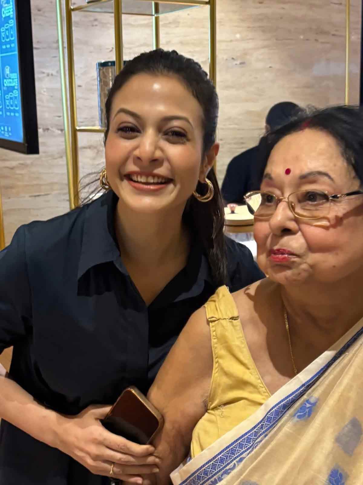 মাধবী মুখোপাধ্যায়ের সঙ্গে কোয়েল মল্লিক।