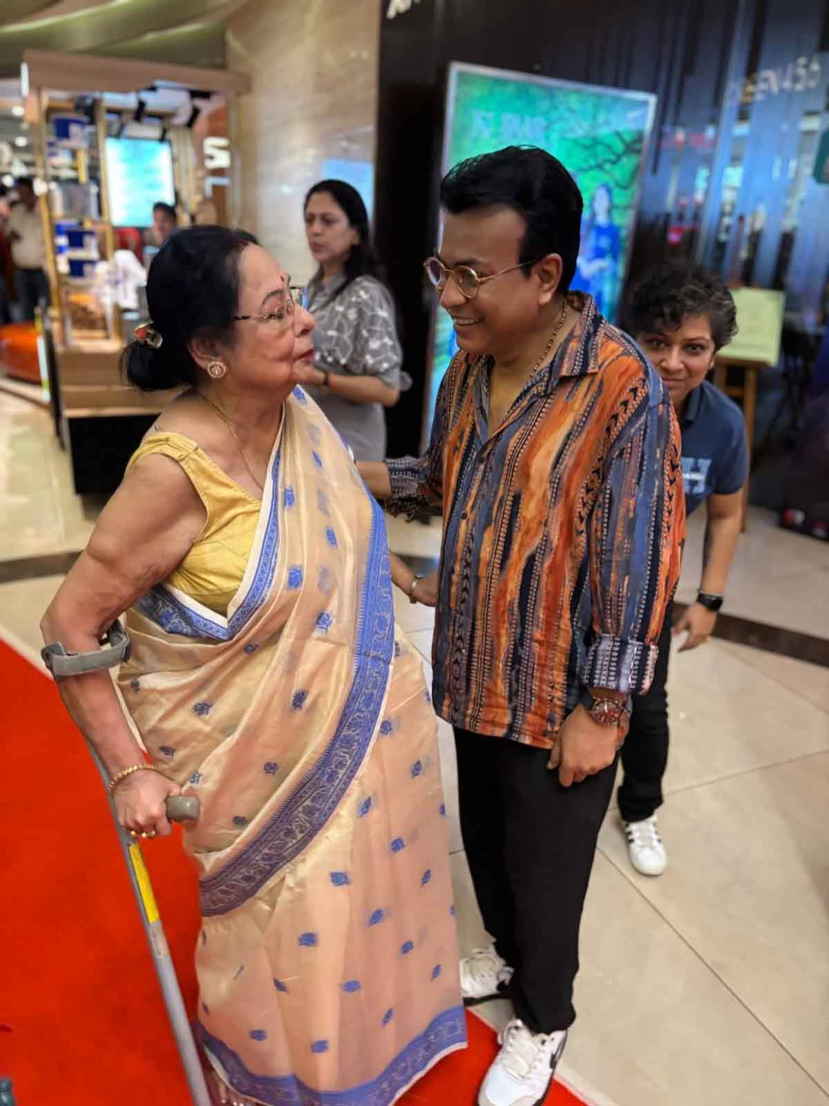 মাধবী মুখোপাধ্যায়ের সঙ্গে রুদ্রনীল ঘোষ।