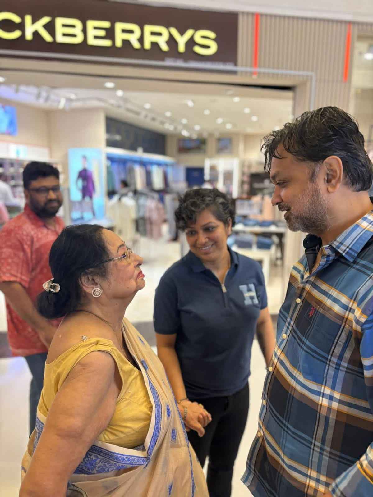 মাধবী মুখোপাধ্যায়ের সঙ্গে সৃজিত মুখোপাধ্যায়।