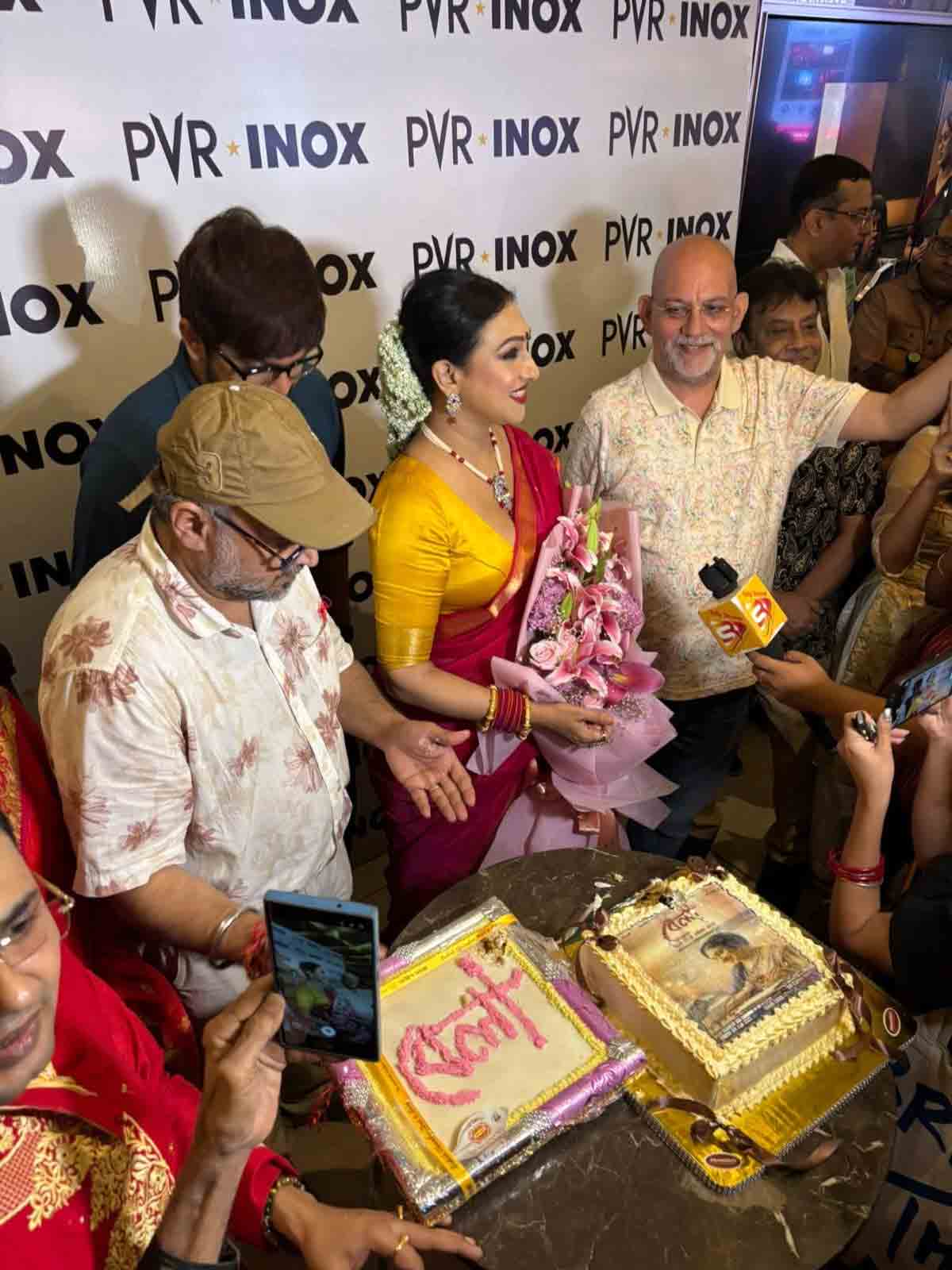 ছবির উদ্‌যাপনে কলাকুশলীরা।