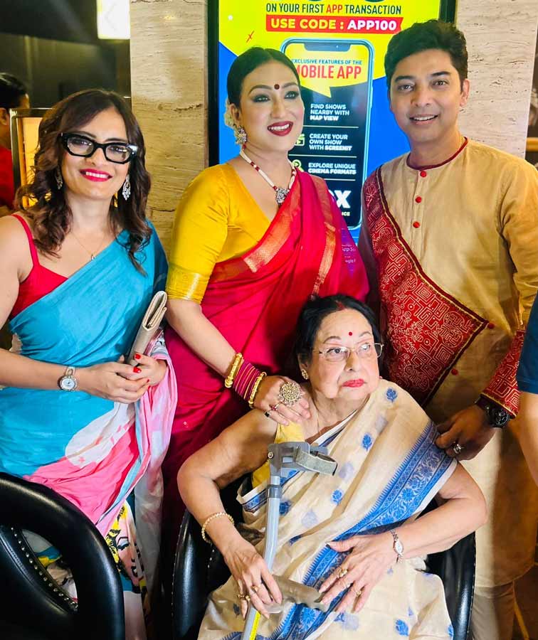 মাধবী মুখোপাধ্যায়ের সঙ্গে (বাঁ দিক থেকে) ঊষসী চক্রবর্তী, ঋতুপর্ণা সেনগুপ্ত এবং ভাস্বর চট্টোপাধ্যায়।