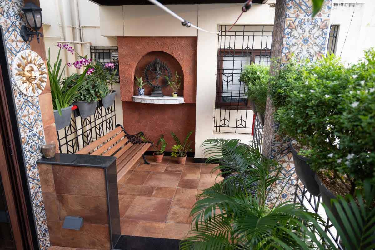 বাগানে বসার ব্যবস্থা।