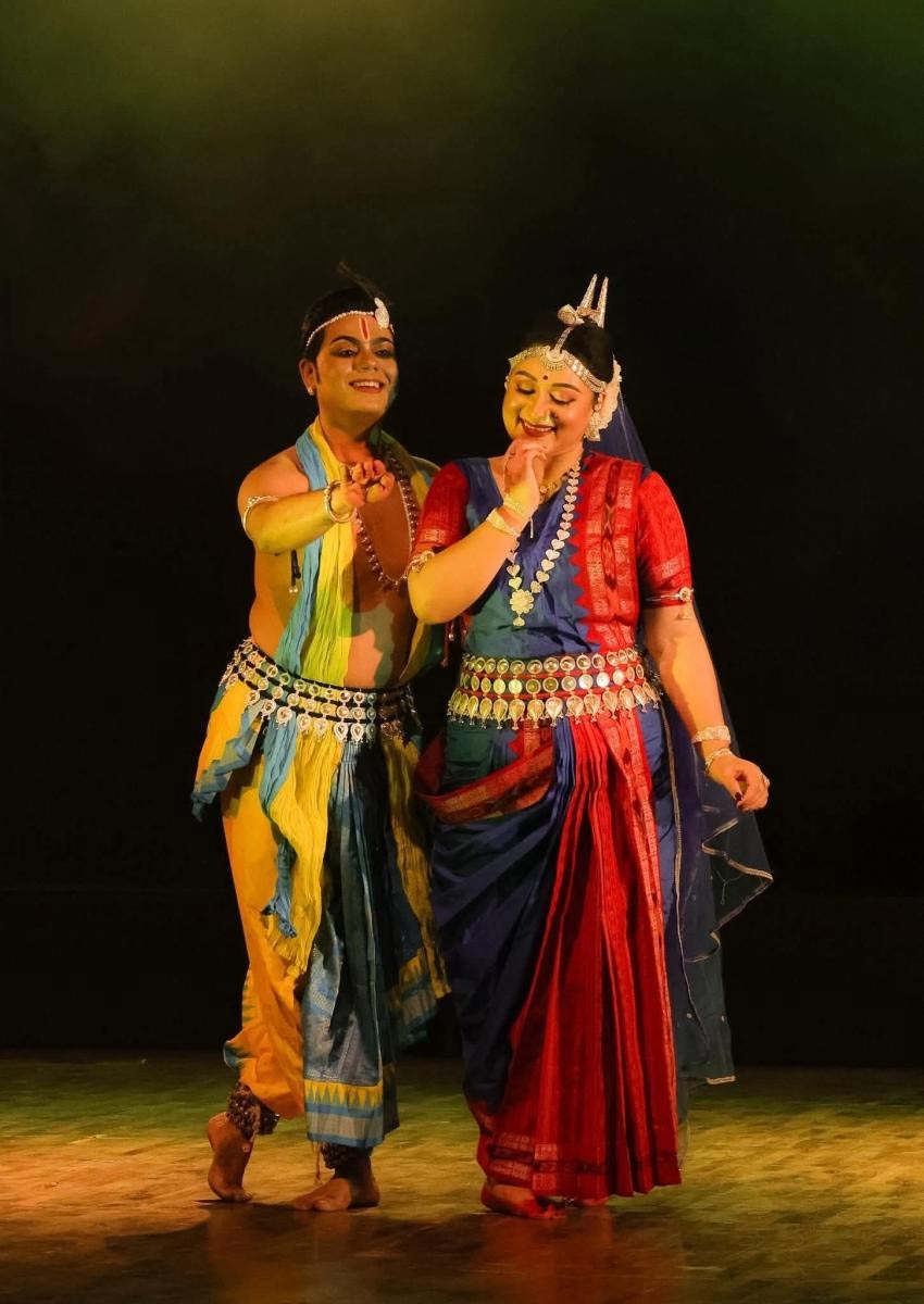 নৃত্য পরিবেশনে শিল্পীরা।