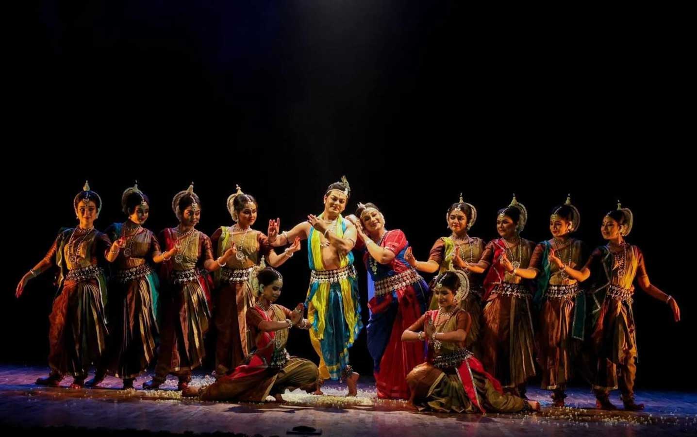 নৃত্য পরিবেশনে শিল্পীরা।