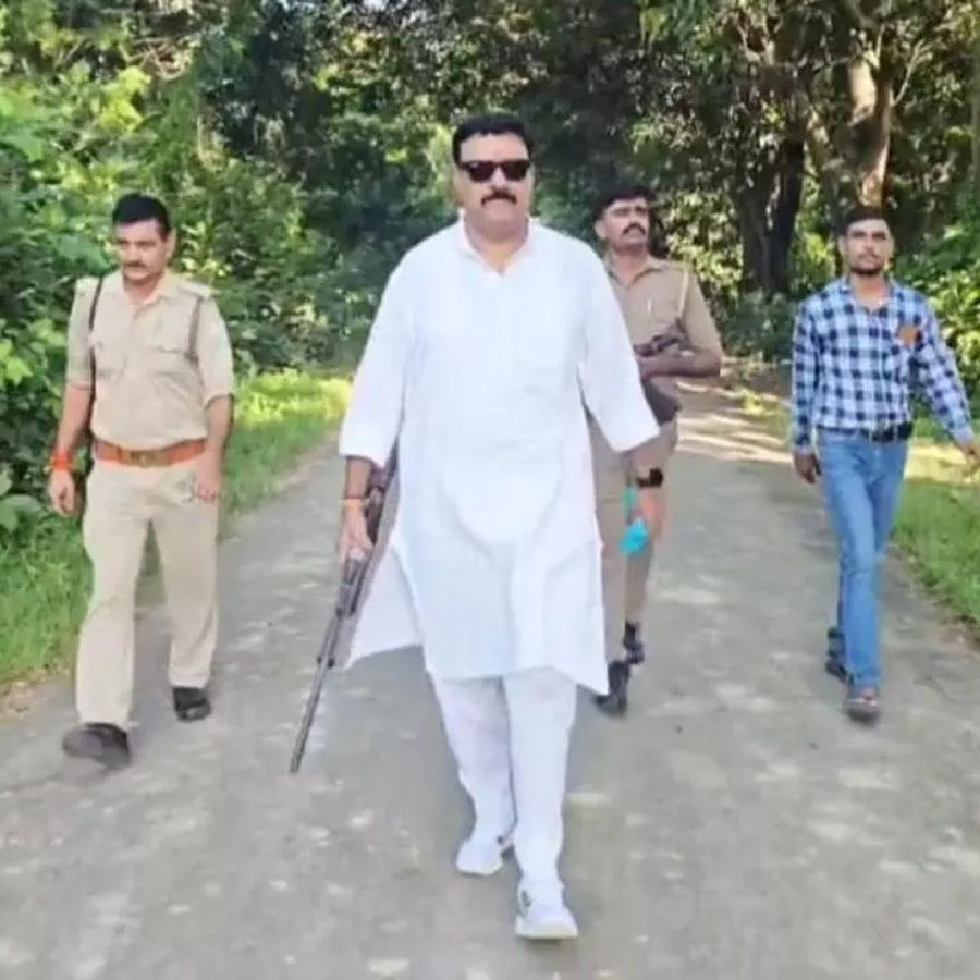 Tiger kills another man in Sitapur of Uttar Pradesh, BJP MLA is protecting the villagers with a gun in his hand dgtl