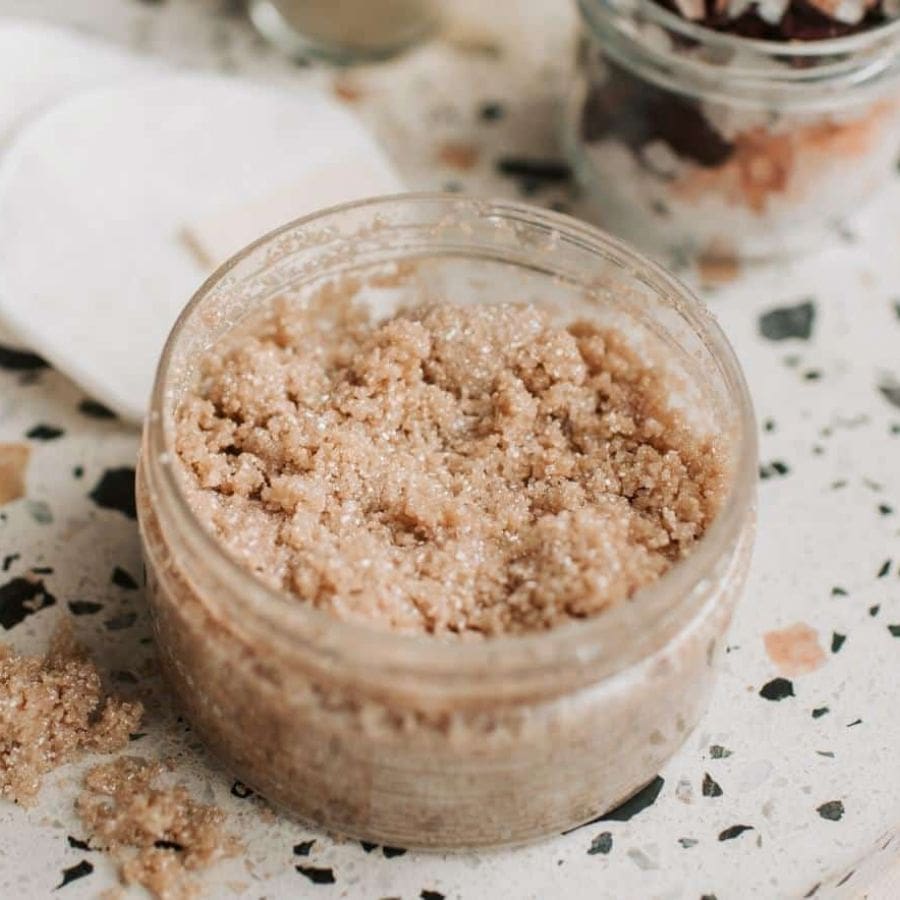 স্ক্রাব: নিয়মিত ফেস স্ক্রাব করলে ত্বকের মৃত কোষ দূর, ত্বকের মধ্যে জমে থাকা ব্ল্যাকহেডস, হোয়াইটহেডসের সমস্যা তো কমবেই, ফেরতও আসবে না। ত্বক নরম থাকে।