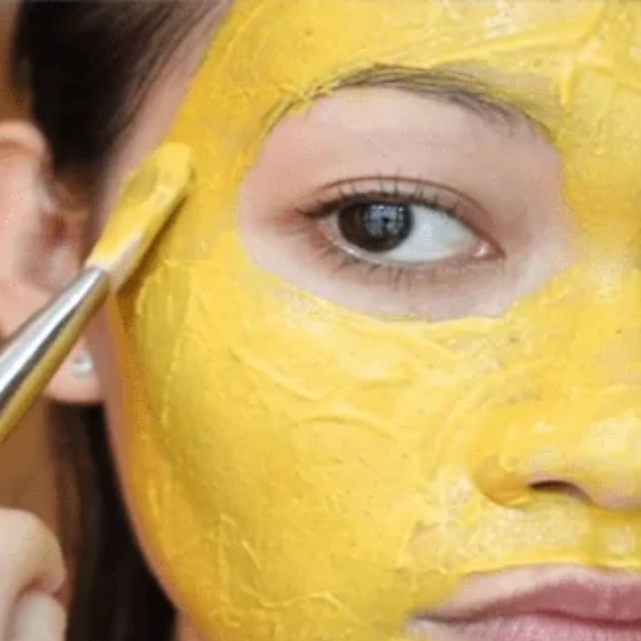 তাই ব্ল্যাকহেডস, হোয়াইটহেডস, এমনকি ট্যানিংয়ের সমস্যা দেখা দিলে আর পার্লার নয়, বরং দৈনন্দিন জীবনের ব্যস্ত রুটিন থেকে সপ্তাহে দুই তিনদিন করে মিনিট ১০-১৫ বের করে এই প্যাকের একটি লাগালেই উপকার পাবেন। এই প্রতিবেদনটি ‘আনন্দ উৎসব’ ফিচারের একটি অংশ।