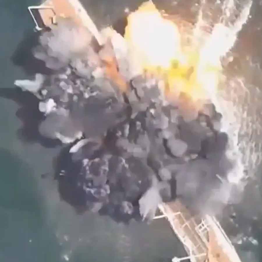 Russia takes revenge after three years of losing warship Moskva by sinking Ukraine\\\\\\\'s largest battleship with naval drone