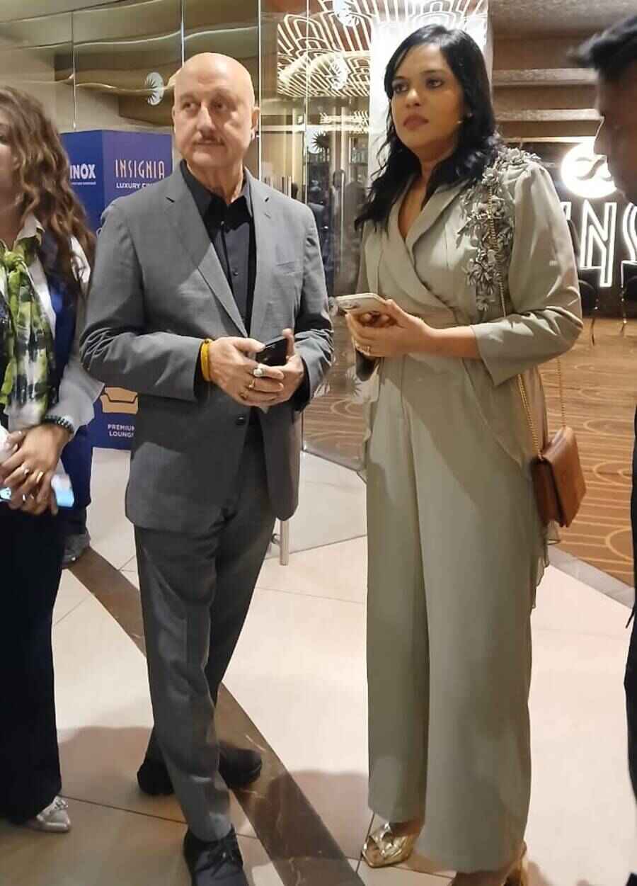 ‘বেলা’ ছবির বিশেষ প্রদর্শনে অনুপম খের।