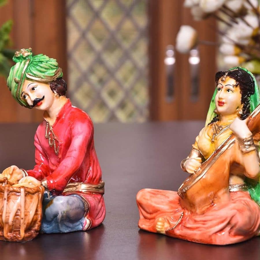 ৬) প্লাস্টিকের শো-পিসের বদলে চিনামাটি, কাচ, কাঠ, লোহা ও গালার তৈরি শো পিস্‌ দিয়ে ঘর সাজিয়ে তুলুন। এ ছাড়া, পাথর, বাঁশ, পোর্সেলিন বা ঝিনুকের তৈরি জিনিসও ঘরে রাখতে পারেন। এই উপাদানগুলি পরিবেশবান্ধব এবং ঘরের শোভা আরও দ্বিগুণ বাড়িয়ে তুলবে। 